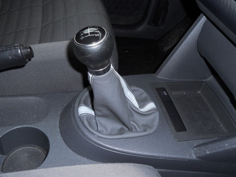 2003-10 Volkswagen Caddy shift boot