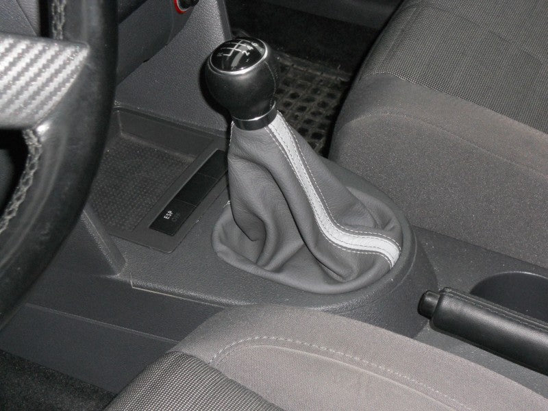 2003-10 Volkswagen Caddy shift boot