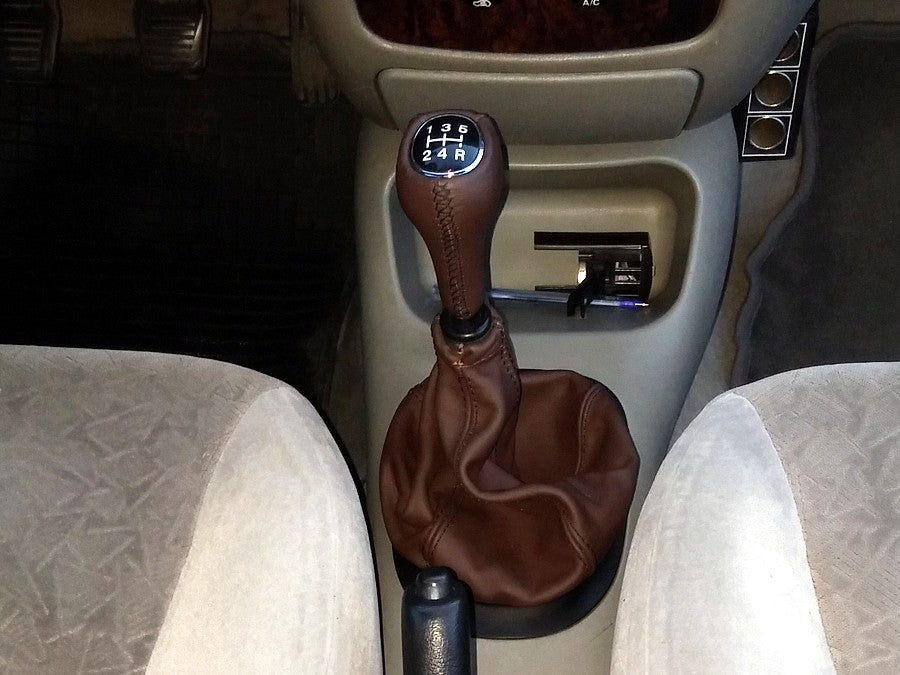 1996-02 Mazda 121 shift boot