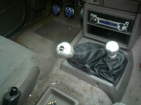 1991-95 Isuzu Rodeo shift boot - 4WD