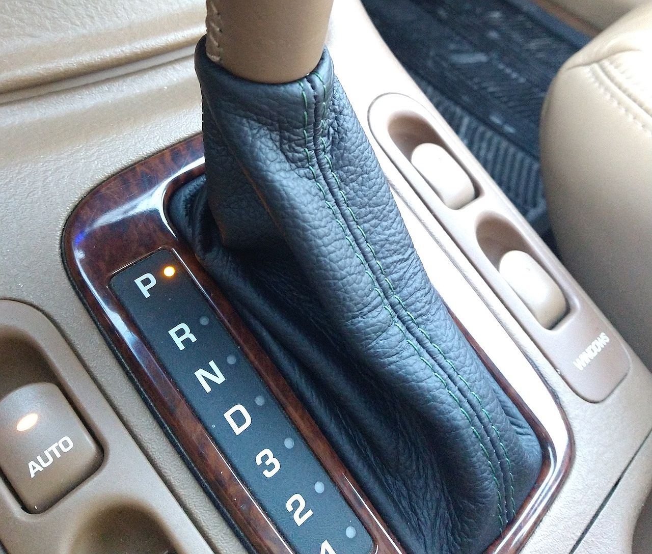 1999-05 Saturn L-series shift boot