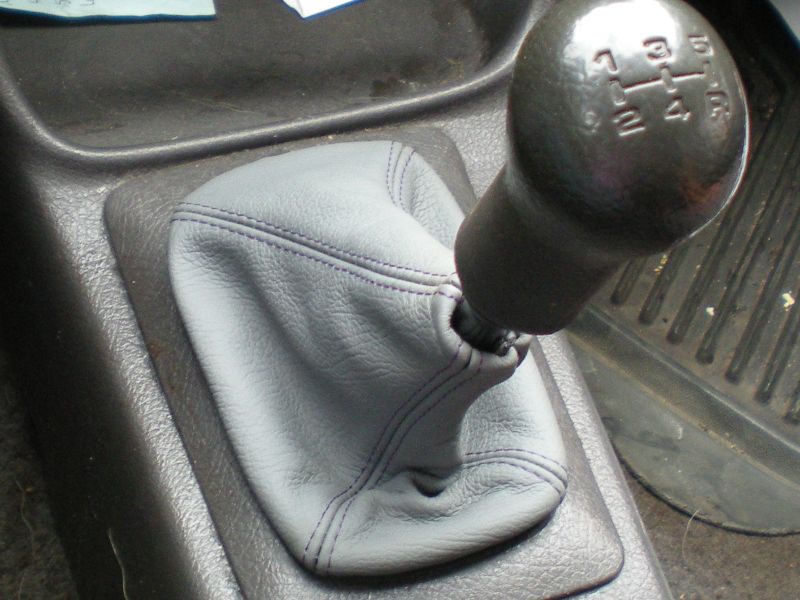 1989-01 Suzuki Swift shift boot